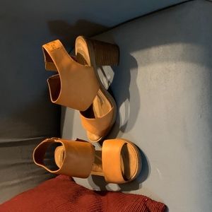 Cute Toms Heels in Honey Size 7.5